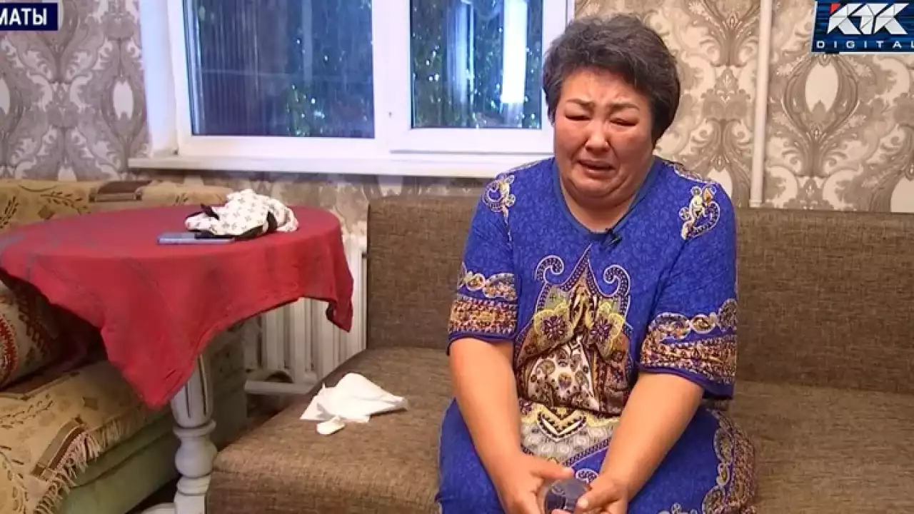 «Үш рет шешіндіріп, үш рет қинады»: Алматыда 26 жастағы қызды ойын арқылы танысқан жігіт зорлап тастаған