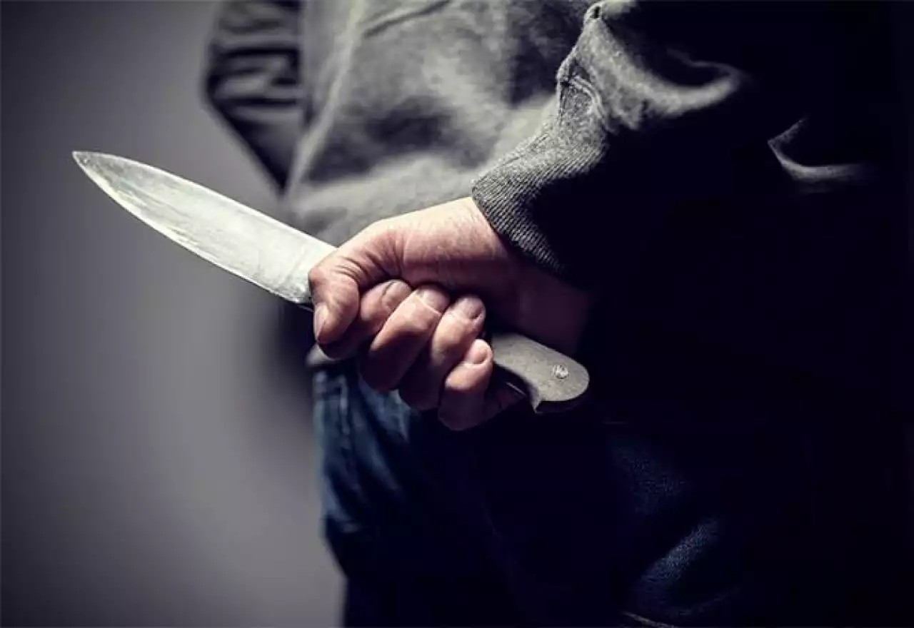 Атырауда ұлын алты жерден пышақтаған 56 жастағы ер адам сот залынан босап шықты
