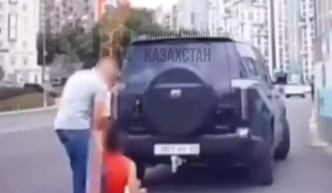 Алматыда ер адам өзіне жол бермеген көлік жүргізушісін жұдырықпен ұрып, талдырып кеткен (ВИДЕО)