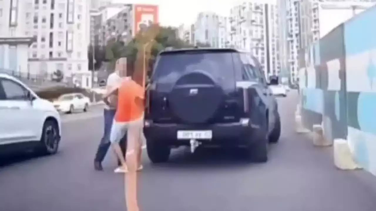 Алматыда өзіне жол бермеген жүргізушіні соққыға жыққан ер адам ұсталды