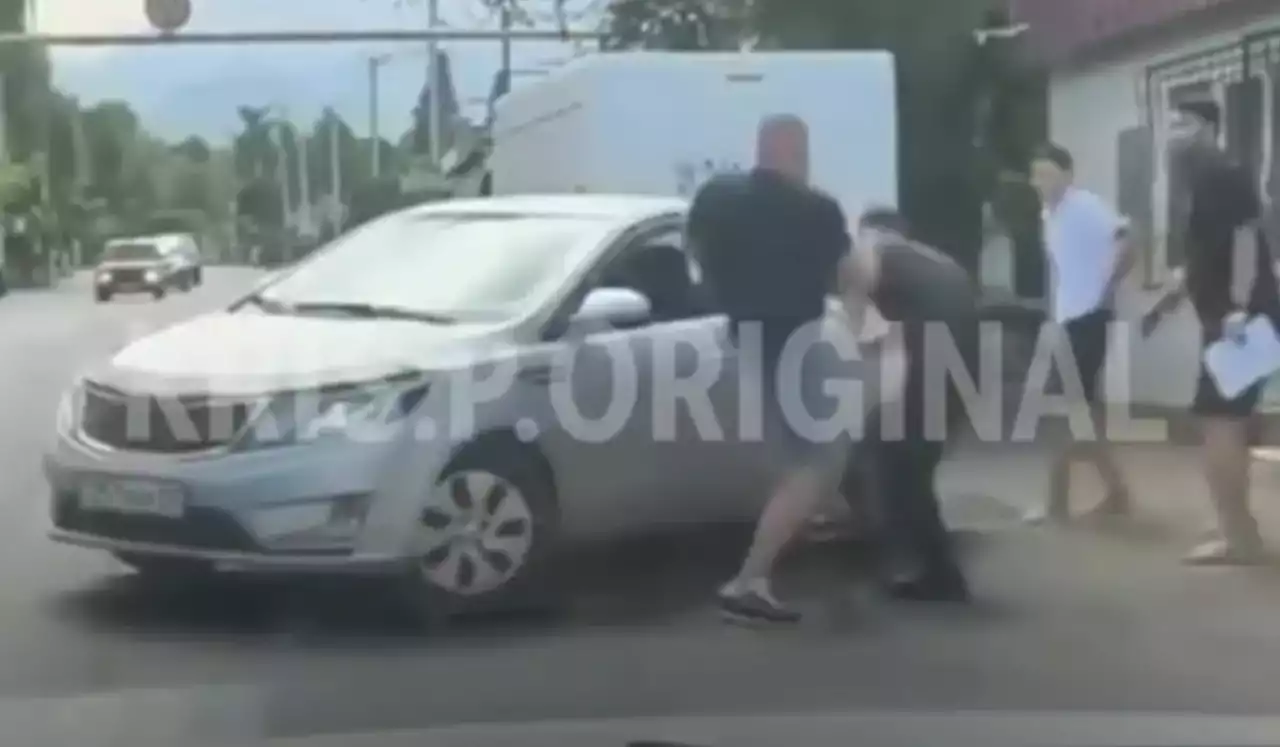 Алматыда жолға таласып қалған жүргізушілер төбелесіп қалды (ВИДЕО)