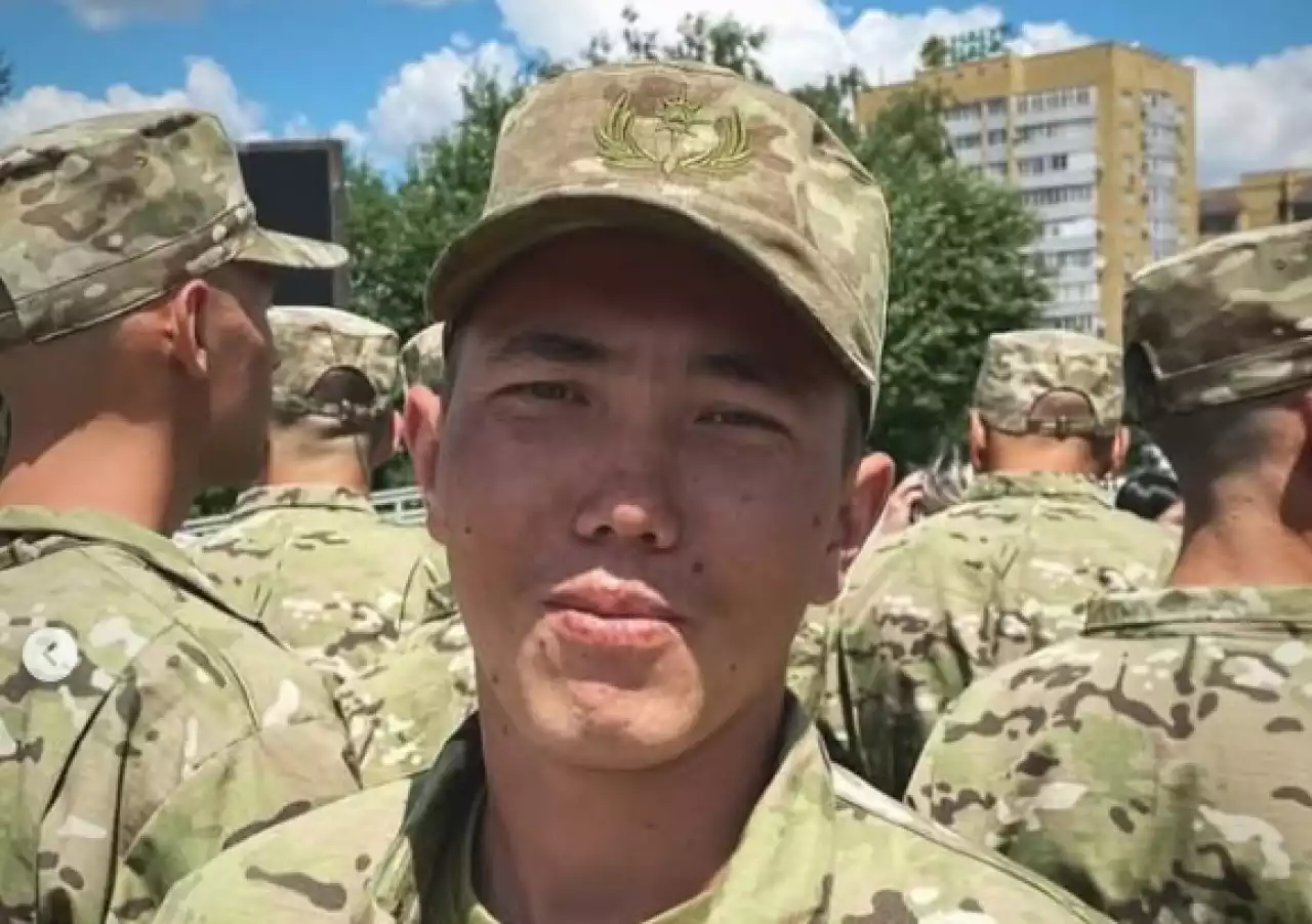 "Жетім сарбаздың сұрауы кімде?": Әскерге барып денсаулығынан айырылған жігіт көпшіліктен көмек сұрайды