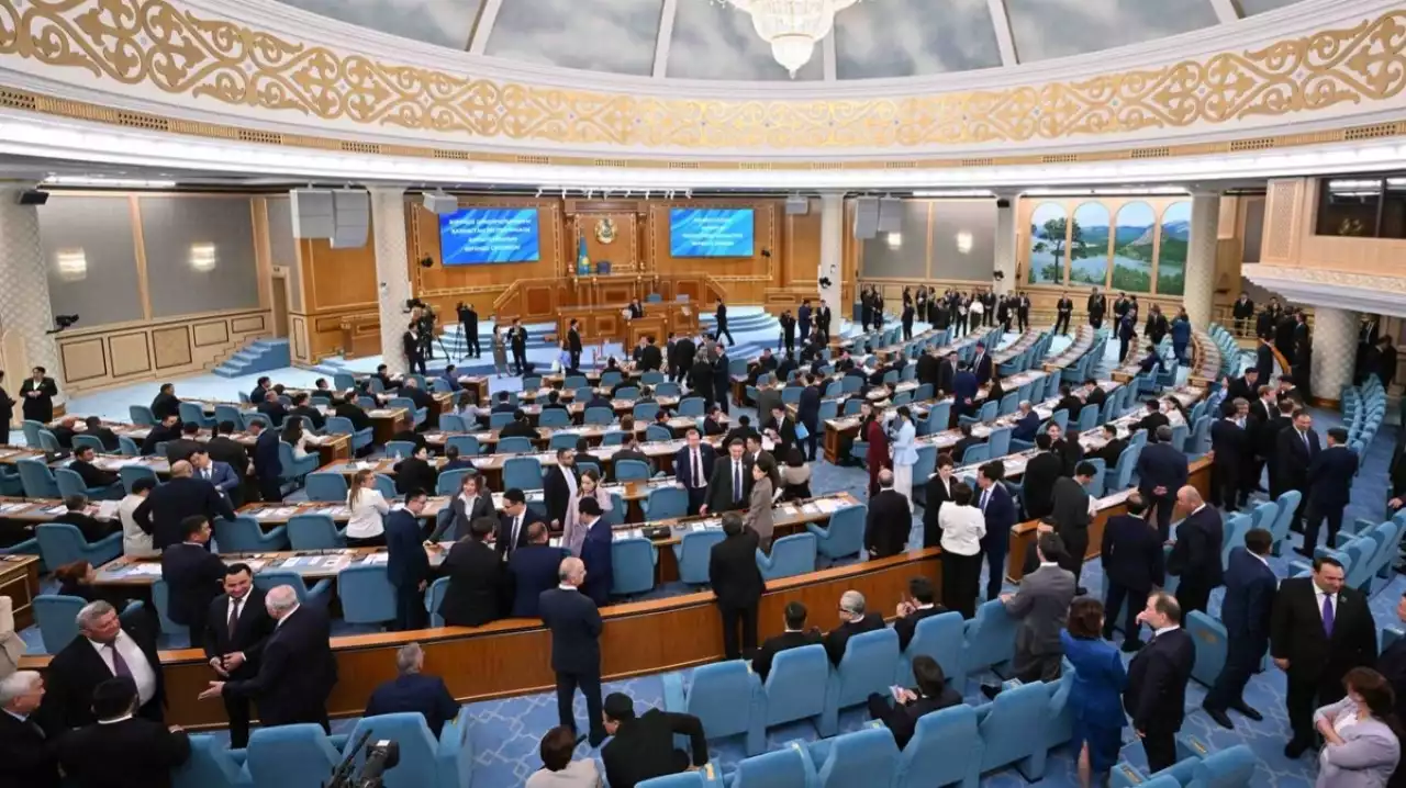 Әдеп нормасын бұзған Құрылтай депутаттары бір күндік жалақыларынан қағылуы мүмкін