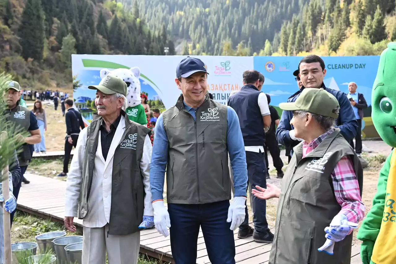 Қала күні мен Дүниежүзілік тазалық күніне орай 50 мыңнан астам алматылық жалпықалалық сенбілікке қатысты (Фото)