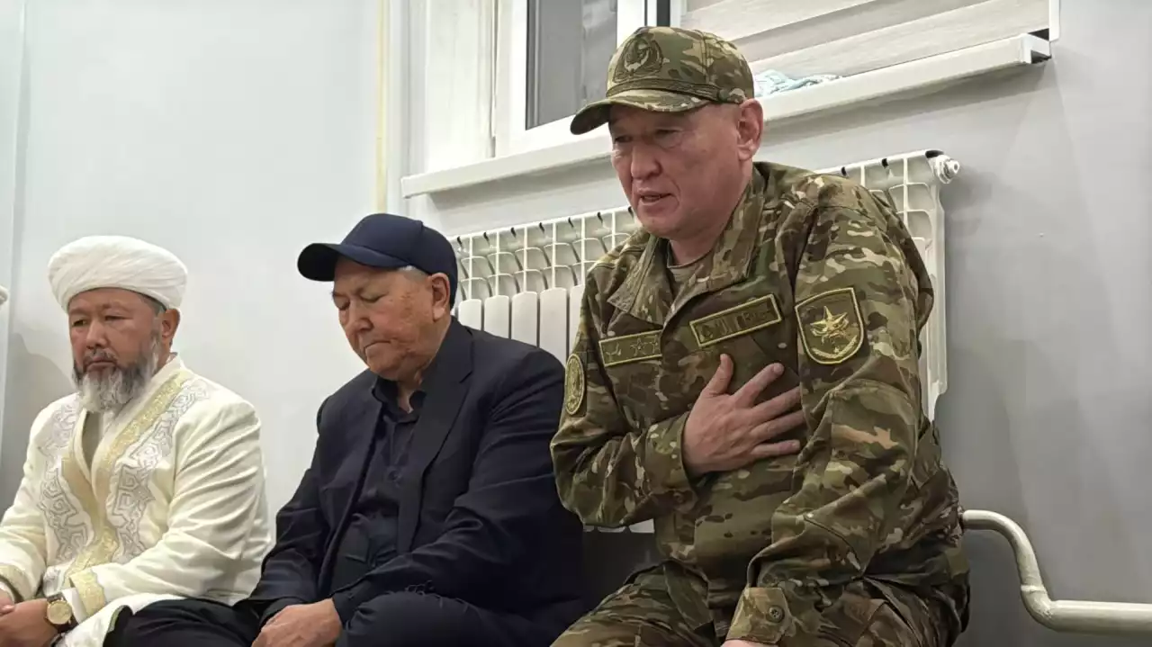 "Кешірім сұраймын": қорғаныс министрі қаза болған әскери қызметшілердің отбасымен кездесті