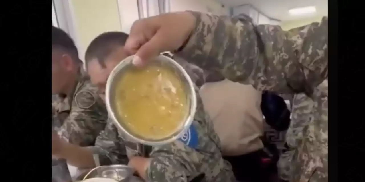 Желіде әскерилер асханасынан видео тарады: министрлік түсініктеме берді