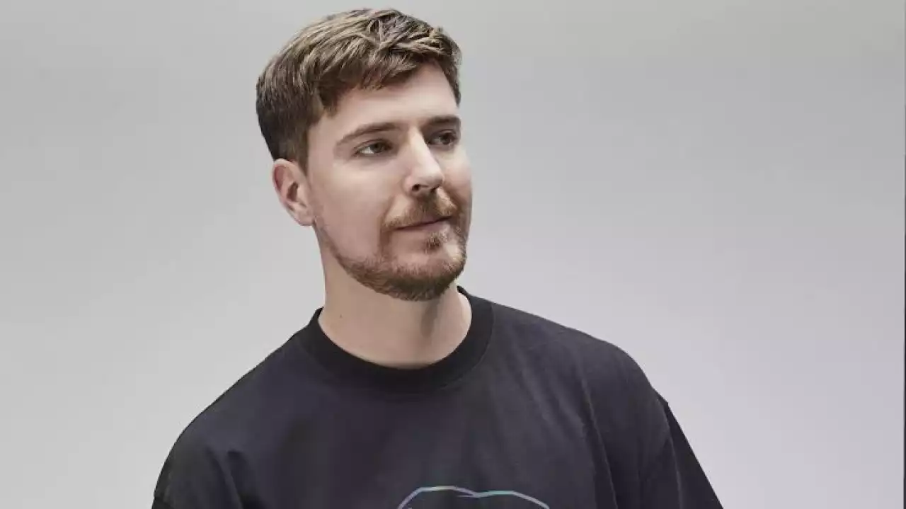 Өзбекстанда жанкүйерлер MrBeast-тің көлігін қоршап, жолын бөгеді