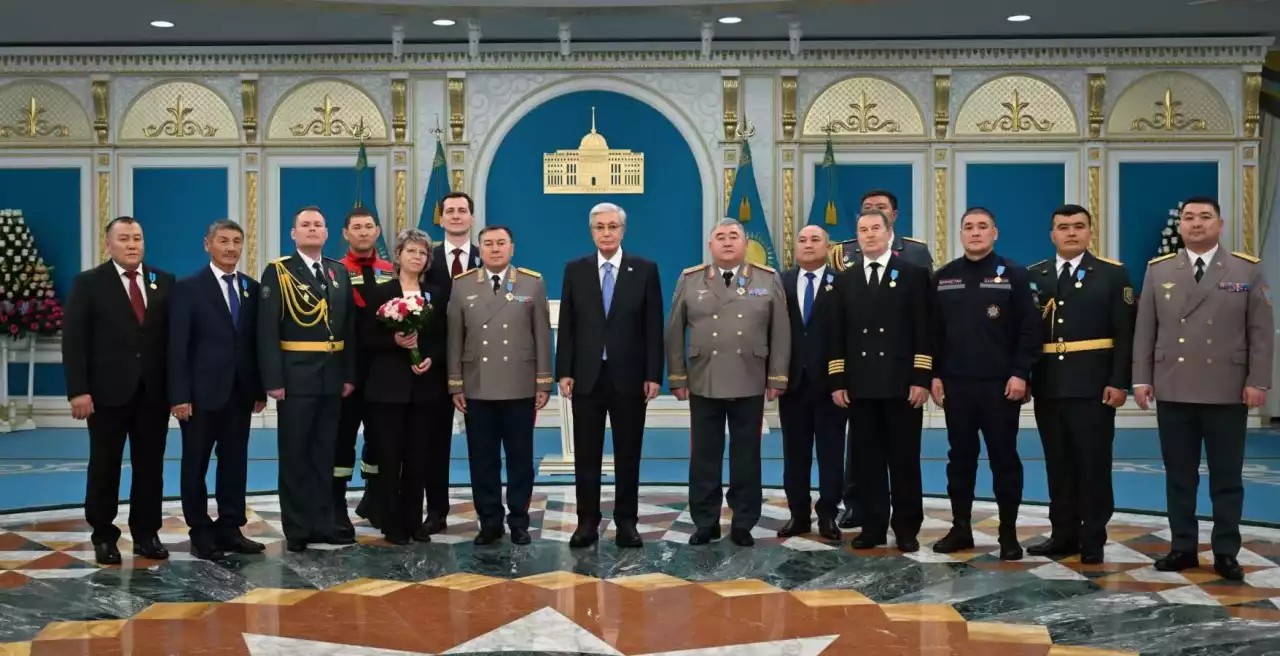 "От пен судың ортасында жүресіздер": Тоқаев құтқарушыларды марапаттады