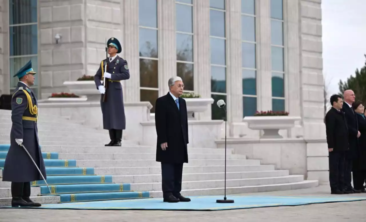 Президент Қасым-Жомарт Тоқаев Мемлекеттік ту көтеру рәсіміне қатысты
